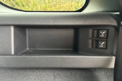 KR74OBY Land Rover Discovery Sport 2.0 D200 Dynamic HSE 5dr Thumbnail #39