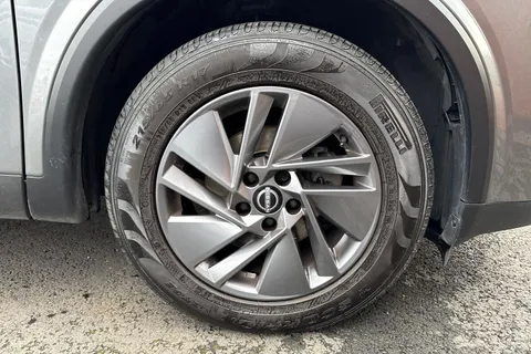 YH72PLX Nissan Qashqai 1.3 DIG-T MHEV Acenta Premium Euro 6 (s/s) 5dr Thumbnail #10