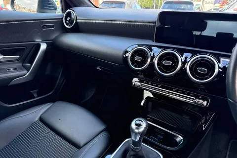 KV70UWB Mercedes-Benz A Class 1.3 A180 Sport (Executive) Euro 6 (s/s) 5dr Thumbnail #21