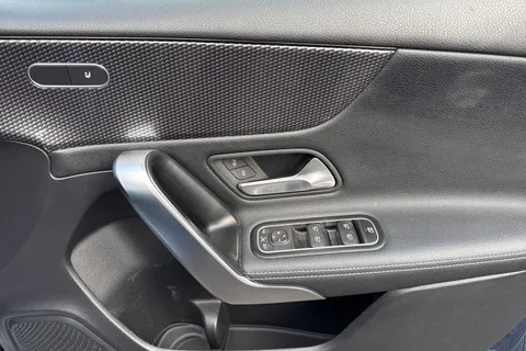 KV70UWB Mercedes-Benz A Class 1.3 A180 Sport (Executive) Euro 6 (s/s) 5dr Thumbnail #22