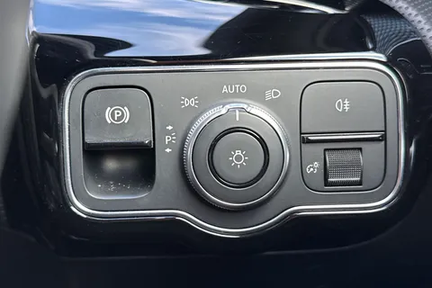 KV70UWB Mercedes-Benz A Class 1.3 A180 Sport (Executive) Euro 6 (s/s) 5dr Thumbnail #38