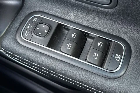 KV70UWB Mercedes-Benz A Class 1.3 A180 Sport (Executive) Euro 6 (s/s) 5dr Thumbnail #39