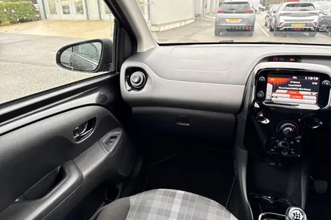 20 of 63 for PEUGEOT 108 1.0 Allure Euro 6 (s/s) 5dr