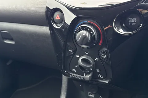 22 of 63 for PEUGEOT 108 1.0 Allure Euro 6 (s/s) 5dr