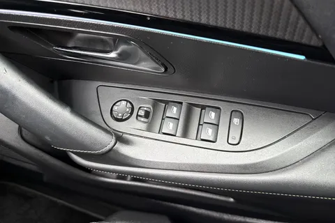 MD71NBM PEUGEOT 2008 1.2 PureTech GT Euro 6 (s/s) 5dr Thumbnail #41