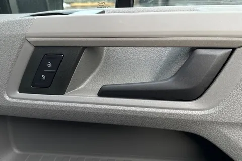 PN25RGV Volkswagen Crafter 2.0 TDI 177PS Commerce High Roof Van Auto Thumbnail #32