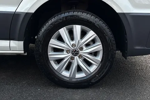 KY74TYS Volkswagen Crafter 2.0 TDI 177PS Commerce Plus High Roof Van Thumbnail #10