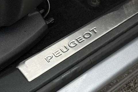 MT73CYL PEUGEOT 5008 1.2 PureTech GT EAT Euro 6 (s/s) 5dr Thumbnail #34