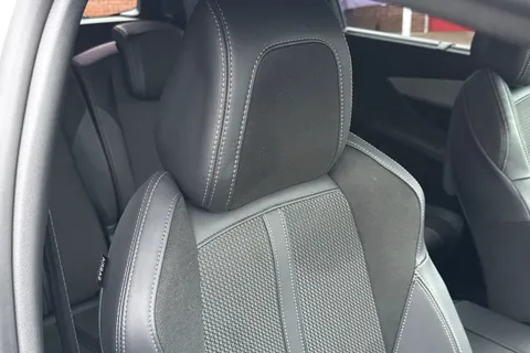 MT73CYL PEUGEOT 5008 1.2 PureTech GT EAT Euro 6 (s/s) 5dr Thumbnail #35