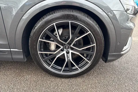 10 of 56 for Audi Q8 Black Edition 55 TFSI quattro 340 PS tiptronic