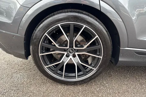 11 of 56 for Audi Q8 Black Edition 55 TFSI quattro 340 PS tiptronic