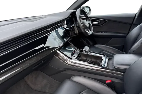 15 of 56 for Audi Q8 Black Edition 55 TFSI quattro 340 PS tiptronic