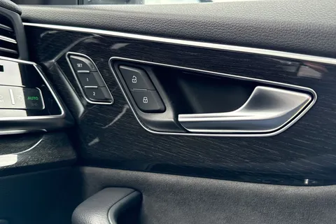 21 of 56 for Audi Q8 Black Edition 55 TFSI quattro 340 PS tiptronic