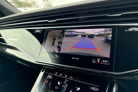 32 of 56 for Audi Q8 Black Edition 55 TFSI quattro 340 PS tiptronic