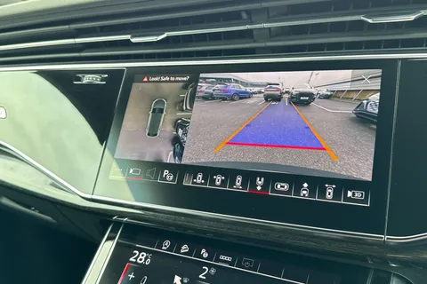 33 of 56 for Audi Q8 Black Edition 55 TFSI quattro 340 PS tiptronic