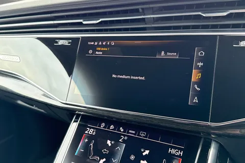 38 of 56 for Audi Q8 Black Edition 55 TFSI quattro 340 PS tiptronic