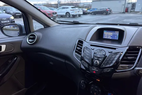 HY16CEJ Ford Fiesta 1.0 EcoBoost Zetec 5dr Thumbnail #16