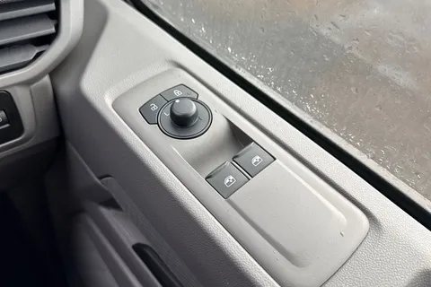 MF25HTZ Volkswagen Transporter 2.0 TDI 110 Commerce Plus Van Thumbnail #18