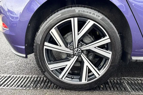 MK73NVV Volkswagen Polo 1.0 TSI R-Line 5dr **HEATED SEATS, REAR CAM, 17' BERGAMOS** Thumbnail #7