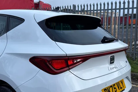 DK75VLY SEAT Leon 1.5 eTSI MHEV FR DSG Euro 6 (s/s) 5dr Thumbnail #8