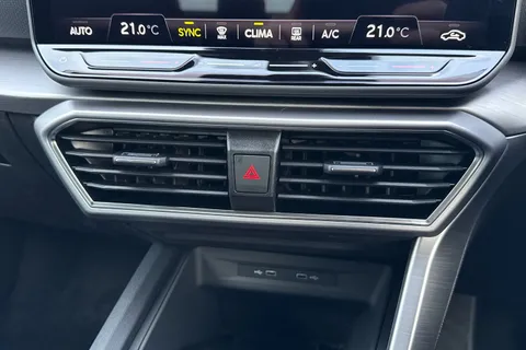 DK75VLY SEAT Leon 1.5 eTSI MHEV FR DSG Euro 6 (s/s) 5dr Thumbnail #22