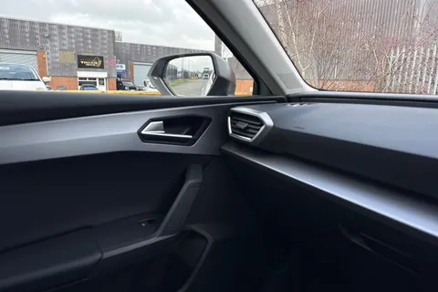 DK75VLY SEAT Leon 1.5 eTSI MHEV FR DSG Euro 6 (s/s) 5dr Thumbnail #33