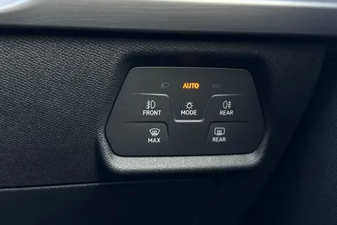 DK75VLY SEAT Leon 1.5 eTSI MHEV FR DSG Euro 6 (s/s) 5dr Thumbnail #35