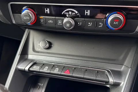 PX69YFM Audi Q3 2.0 TDI 35 S line quattro Euro 6 (s/s) 5dr Thumbnail #23