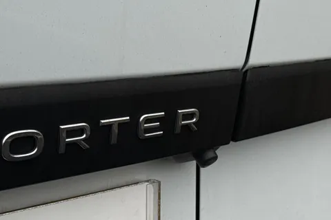 MF25HSZ Volkswagen Transporter 2.0 TDI 110 Commerce Plus Van Thumbnail #28