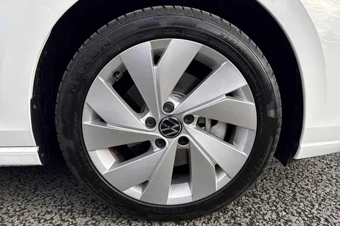 KP25HFW Volkswagen Golf 1.5 TSI 204 Style eHybrid 5dr DSG Thumbnail #6