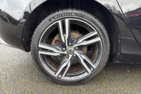 DL17BSO Volvo V40 2.0 D2 R-Design Pro Euro 6 (s/s) 5dr Thumbnail #11