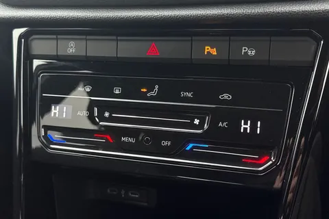 MP23JHL Volkswagen T-Roc 1.0 TSI Style 5dr **BLACK DESIGN PACK, REAR CAM** Thumbnail #23