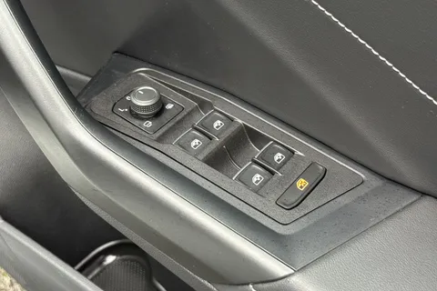 MK74CRF Volkswagen T-Roc 1.5 TSI R-Line DSG Euro 6 (s/s) 5dr Thumbnail #22