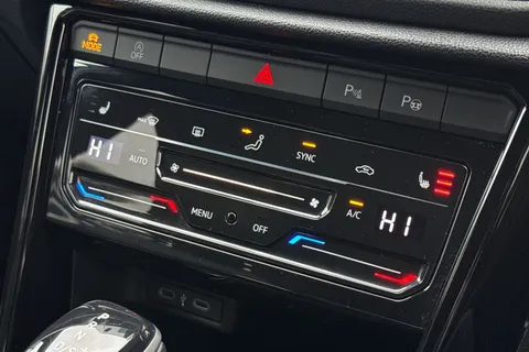 MK74CRF Volkswagen T-Roc 1.5 TSI R-Line DSG Euro 6 (s/s) 5dr Thumbnail #23