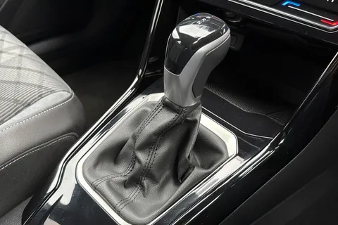 MK74CRF Volkswagen T-Roc 1.5 TSI R-Line DSG Euro 6 (s/s) 5dr Thumbnail #24