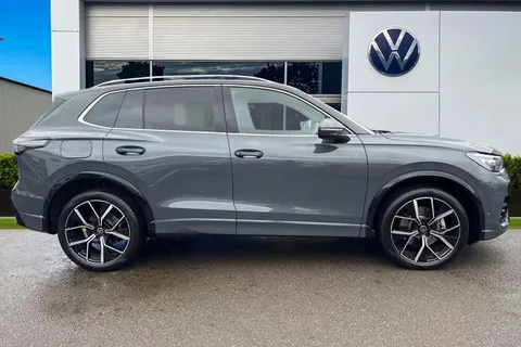 DA25PFJ Volkswagen Tiguan 2.0 TDI R-Line 5dr DSG⭐ IQ Light, Sunroof, Info & Driver Assistance package Thumbnail #4