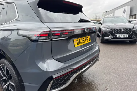 DA25PFJ Volkswagen Tiguan 2.0 TDI R-Line 5dr DSG⭐ IQ Light, Sunroof, Info & Driver Assistance package Thumbnail #8