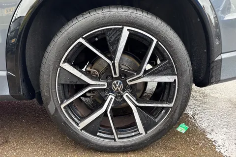 DA25PFJ Volkswagen Tiguan 2.0 TDI R-Line 5dr DSG⭐ IQ Light, Sunroof, Info & Driver Assistance package Thumbnail #11