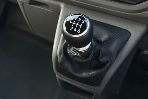 DF25HNA Volkswagen Transporter 2.0 TDI 110 Commerce Pro Van Thumbnail #23