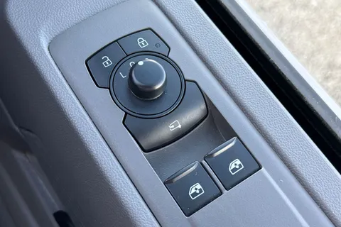 DF25HNA Volkswagen Transporter 2.0 TDI 110 Commerce Pro Van Thumbnail #44