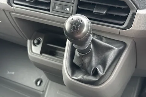 DC75XVB Volkswagen Crafter CR35 Panel Commerce Plus LWB 140 PS 2.0 TDI 6sp Manual - Rear Step/Camera Thumbnail #23