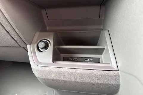 DC75XVB Volkswagen Crafter CR35 Panel Commerce Plus LWB 140 PS 2.0 TDI 6sp Manual - Rear Step/Camera Thumbnail #35