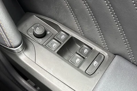 KM75LBJ CUPRA Leon 1.5 eHybrid 25.8kWh V3 DSG Euro 6 (s/s) 5dr Thumbnail #35