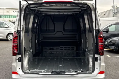 BT75AVR Volkswagen Transporter 2.0 TDI 150PS Commerce Pro Van Auto-Tailgate Thumbnail #8