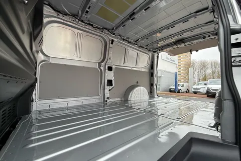 BT75AVR Volkswagen Transporter 2.0 TDI 150PS Commerce Pro Van Auto-Tailgate Thumbnail #44