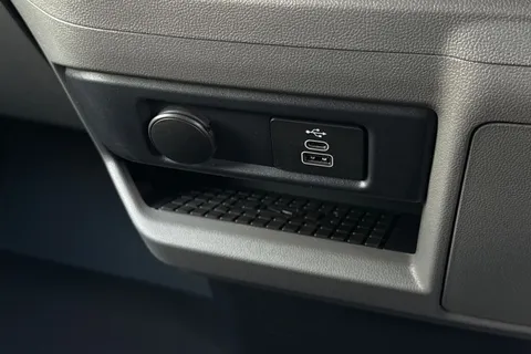 BT75AVR Volkswagen Transporter 2.0 TDI 150PS Commerce Pro Van Auto-Tailgate Thumbnail #56