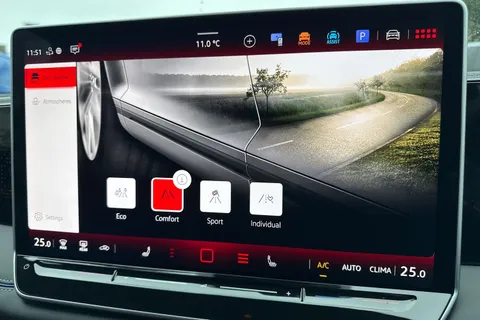 KT25OTU Volkswagen Tiguan 2.0 TDI R-Line 5dr DSG⭐IQ.LIGHT | Infotainment package | Black Styling Pack Thumbnail #51