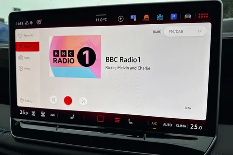 KT25OTU Volkswagen Tiguan 2.0 TDI R-Line 5dr DSG⭐IQ.LIGHT | Infotainment package | Black Styling Pack Thumbnail #53