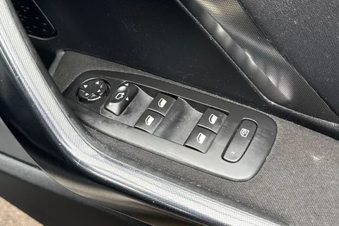 OE16POU PEUGEOT 2008 1.2 PureTech Allure 5dr Thumbnail #38