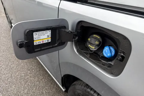 DC75XOH Volkswagen California Coast T7 SWB 150 PS DSG - Parking Heater/ Tow Pack Thumbnail #25